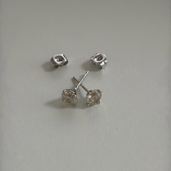 Beautiful pair of round, brilliant cut diamond earrings - Picture 1 of 5